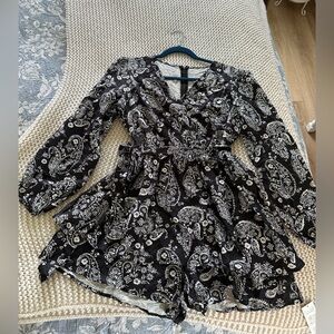 Cupshe  Navy Paisley layered skirt Romper (skort) sz L zip back NWT